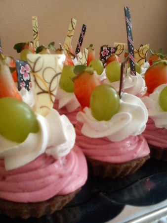 čokoládové košíčky s višňovým krémom,šľahačkou,ovocím a čokotransferom - 1.miesto v súťaži 